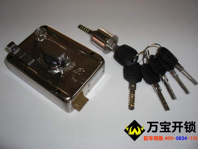 其實(shí)防盜門(mén)經(jīng)開(kāi)鎖公司開(kāi)鎖后，一般不需要換鎖?，F(xiàn)在的開(kāi)鎖公司在開(kāi)業(yè)前要上報(bào)公安機(jī)關(guān)備案、審批的正規(guī)機(jī)構(gòu)，其正常開(kāi)展業(yè)務(wù)（也就是開(kāi)鎖）是安全守法的行為，不會(huì)出現(xiàn)人們擔(dān)心的事情。再說(shuō)開(kāi)鎖公司開(kāi)鎖并不需要用鎖匙，而是用特殊的器具。每天都有丟了鎖匙請(qǐng)開(kāi)鎖公司開(kāi)鎖的，卻沒(méi)有因此失竊，可見(jiàn)開(kāi)鎖公司是可靠的，不必過(guò)慮。若果實(shí)在不放心，可以把鎖換了。